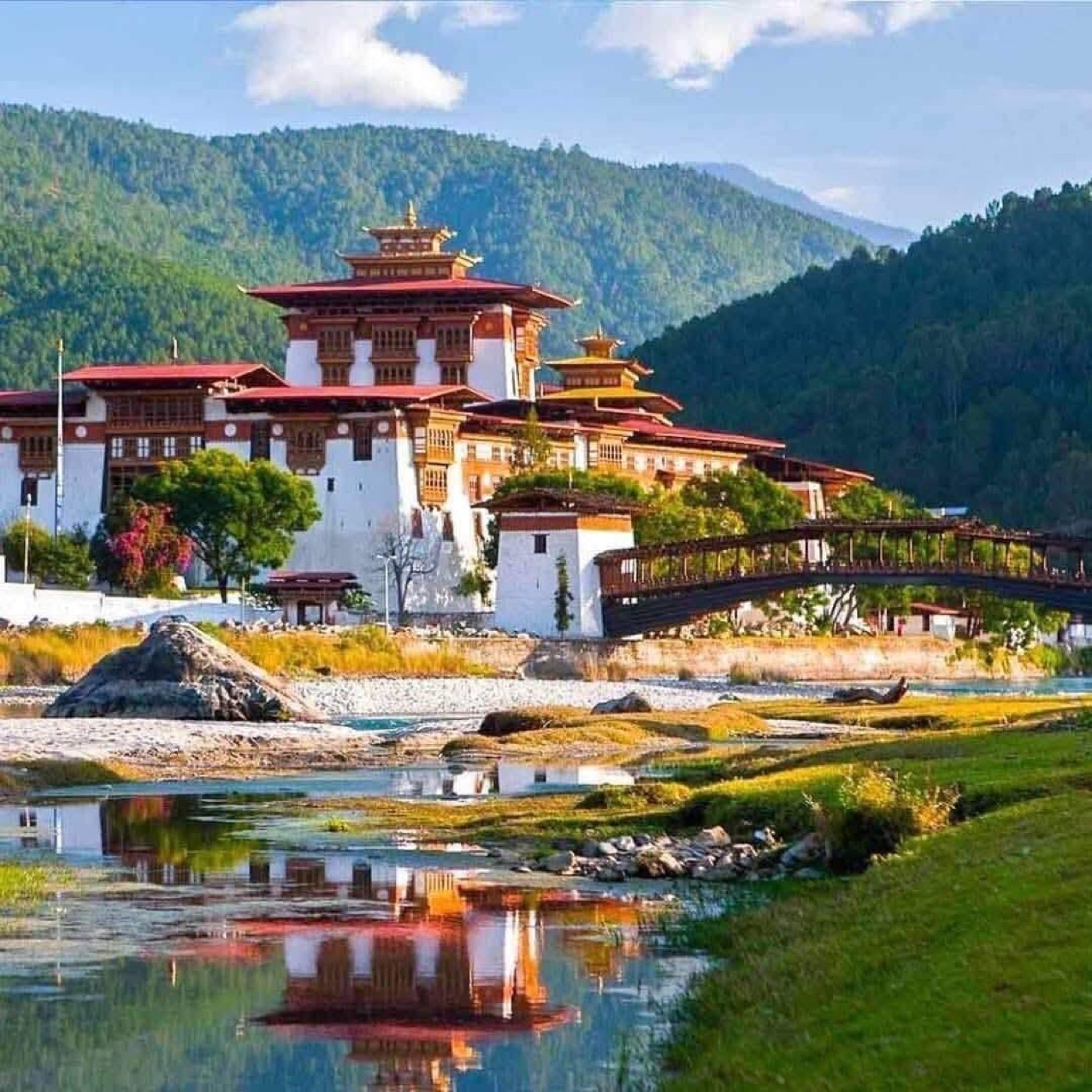 Punakha Dzong beside the river